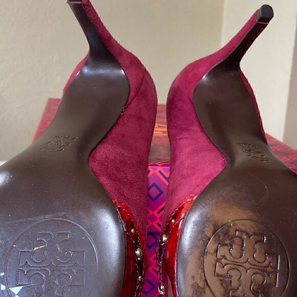 TORY BURCH Red Suede Leather Gold Studded Women’s Pumps Gothic Victorian 7.5 NiB - Picture 10 of 11